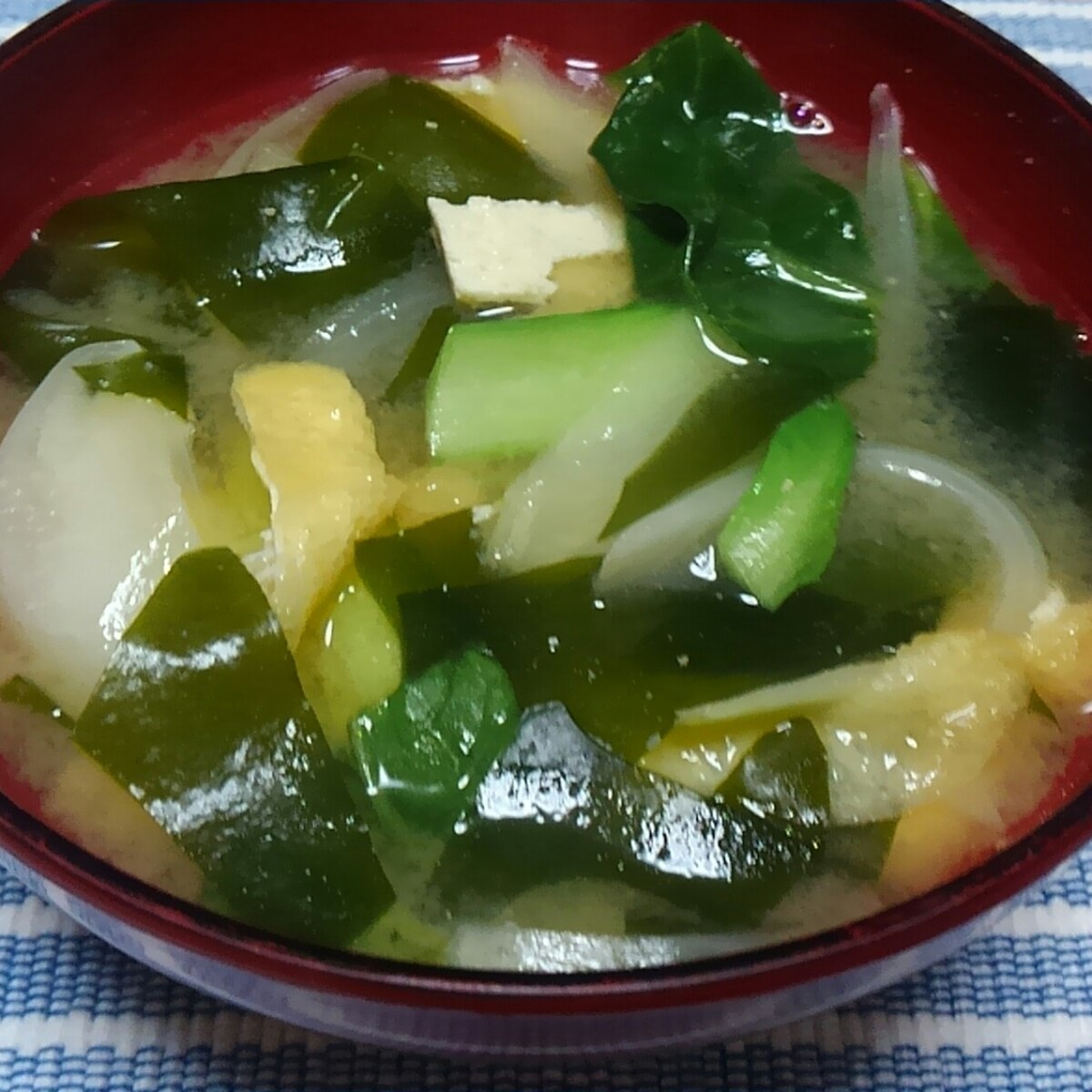 わかめと小松菜と玉ねぎと油揚げの味噌汁 レシピ 作り方 By ミニー7015 楽天レシピ わかめと小松菜と玉ねぎと油揚げの味噌汁 レシピ 作り方 By ミニー7015 楽天レシピ